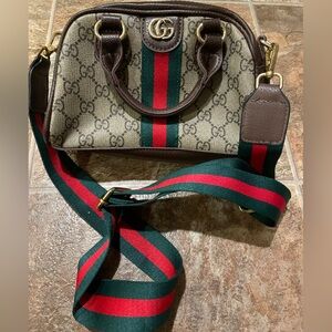 GGee monogram logo bag purse crossbody so cute 😍😍💕💕🔥🔥